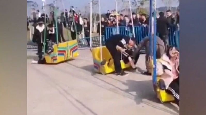 Návštěvník zábavního parku v Číně natočil, jak se s ním zřítil kolotoč